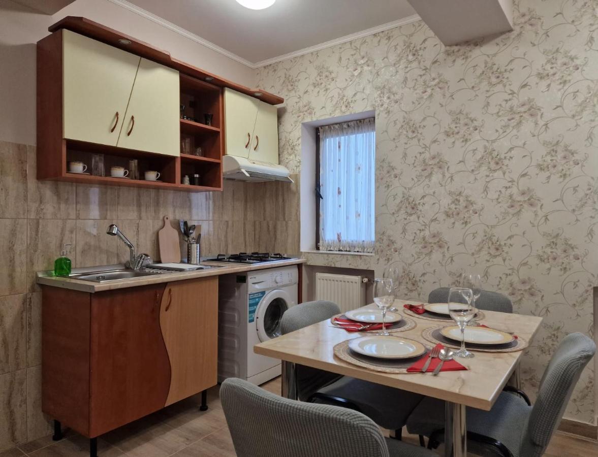 Laroka House Beautiful Apartment Universitate Center Bukarest Eksteriør billede